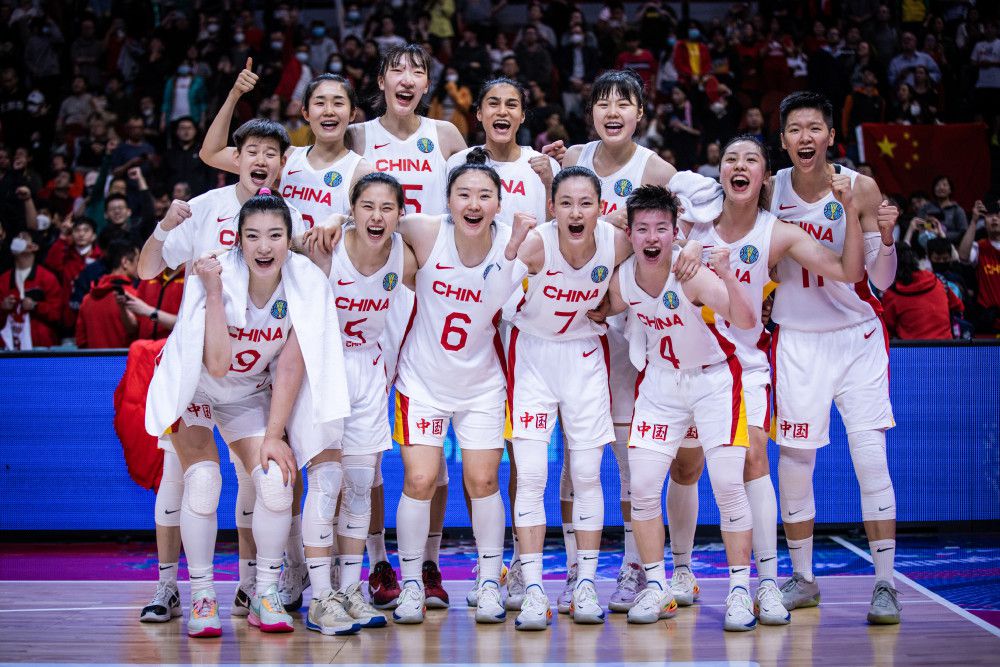 在日常生活中，他在不同身份中转换，还要时常压抑内心中“兽性”的一面